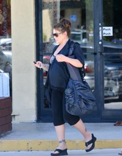Alyssa Milano feet photo thumbnail