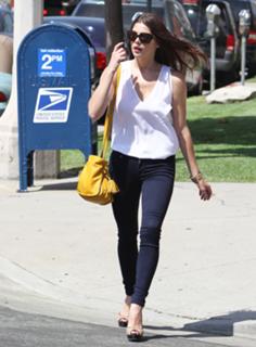 Ashley Greene feet photo thumbnail
