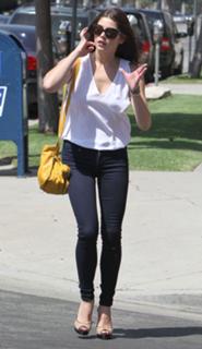 Ashley Greene feet photo thumbnail
