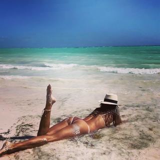 Brooke Burke feet photo thumbnail