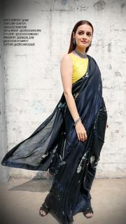 Dia Mirza feet photo thumbnail