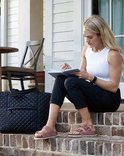 Carrie Underwood feet photo thumbnail