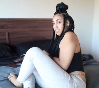 Queen Naija feet photo thumbnail