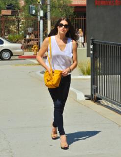 Ashley Greene feet photo thumbnail