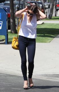 Ashley Greene feet photo thumbnail