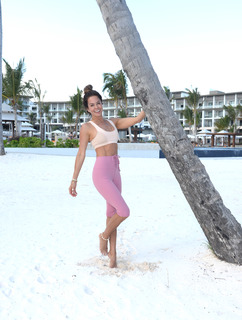 Brooke Burke feet photo thumbnail