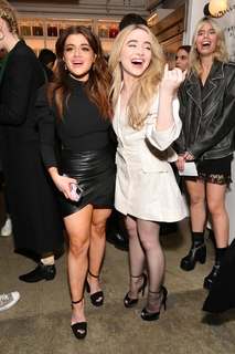 Sabrina Carpenter feet photo thumbnail