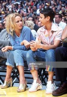 Pamela Anderson feet photo thumbnail