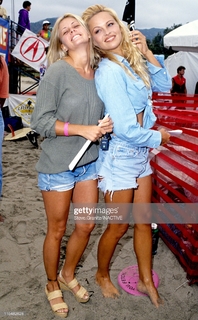 Pamela Anderson feet photo thumbnail