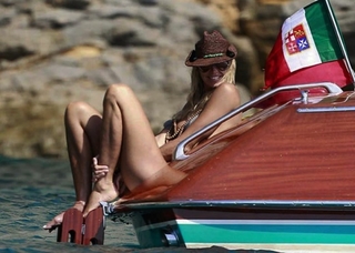 Elle Macpherson feet photo thumbnail