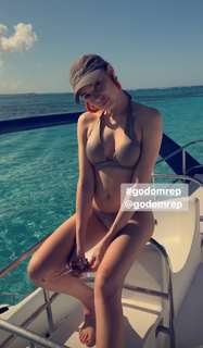 Xenia Tchoumitcheva feet photo thumbnail