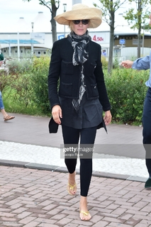 Uma Thurman feet photo thumbnail