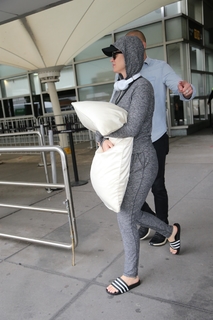 Katy Perry feet photo thumbnail
