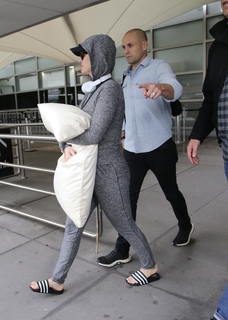 Katy Perry feet photo thumbnail