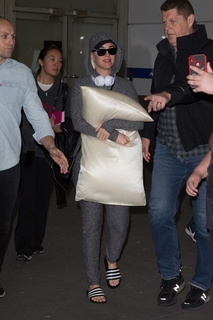 Katy Perry feet photo thumbnail