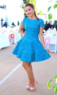 Ariana Grande feet photo thumbnail