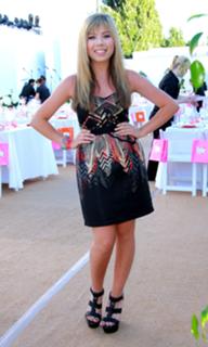 Jennette McCurdy feet photo thumbnail