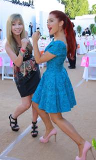 Ariana Grande feet photo thumbnail