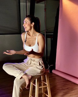 Malaika Arora feet photo thumbnail