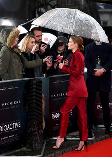 Rosamund Pike feet photo thumbnail