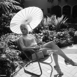 Jenna Elfman feet photo thumbnail