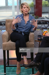 Jenna Elfman feet photo thumbnail
