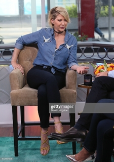 Jenna Elfman feet photo thumbnail