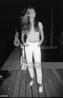 Elle Macpherson feet photo thumbnail