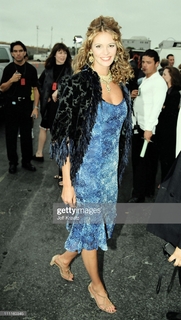 Elle Macpherson feet photo thumbnail