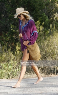 Elle Macpherson feet photo thumbnail