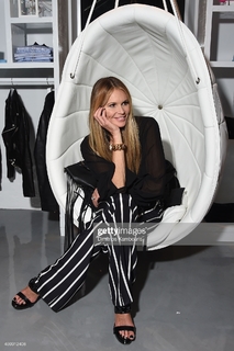 Elle Macpherson feet photo thumbnail