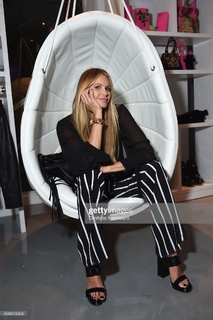 Elle Macpherson feet photo thumbnail