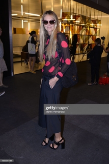 Elle Macpherson feet photo thumbnail
