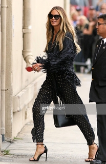 Elle Macpherson feet photo thumbnail