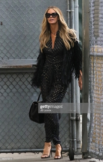 Elle Macpherson feet photo thumbnail