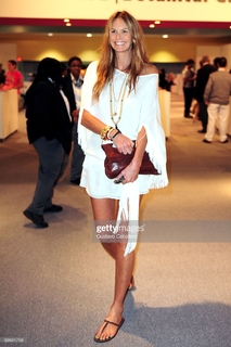Elle Macpherson feet photo thumbnail