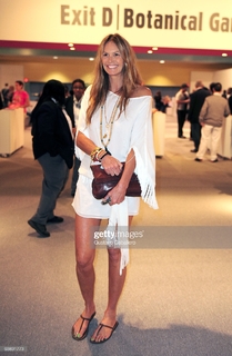 Elle Macpherson feet photo thumbnail