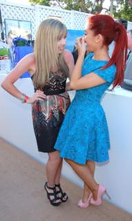 Ariana Grande feet photo thumbnail