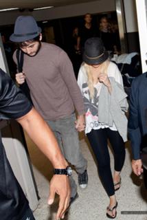 Christina Aguilera feet photo thumbnail