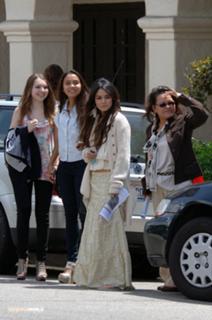 Vanessa Hudgens feet photo thumbnail