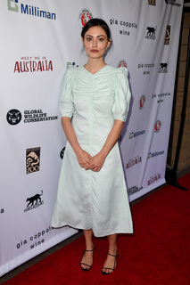 Phoebe Tonkin feet photo thumbnail