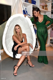 Elle Macpherson feet photo thumbnail