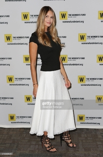 Elle Macpherson feet photo thumbnail