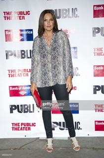 Mariska Hargitay feet photo thumbnail