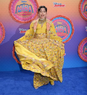 Freida Pinto feet photo thumbnail
