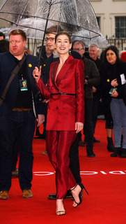 Rosamund Pike feet photo thumbnail