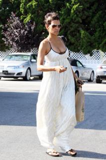 Halle Berry feet photo thumbnail