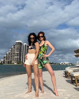 Zoey Deutch feet photo thumbnail