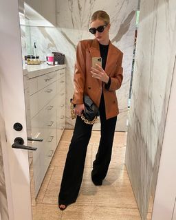 Rosie Huntington-Whiteley feet photo thumbnail