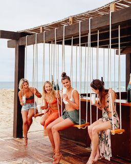 Taylor Hill feet photo thumbnail